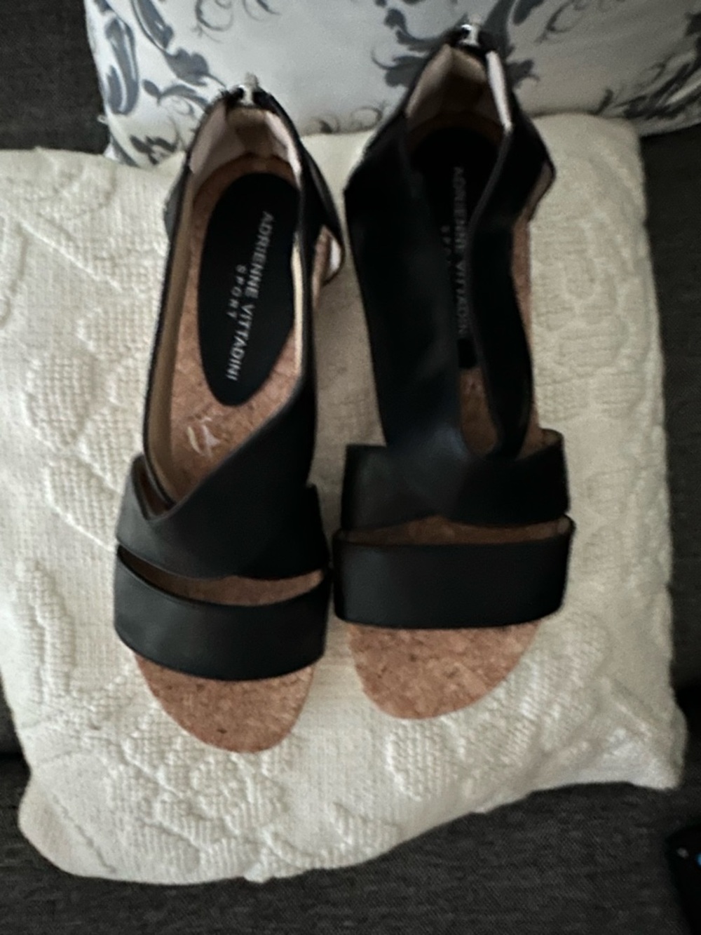 Adrianne Vittadini sporty Claude size 9 Black Women’s Crossover Strap Sandals
